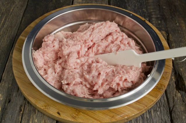 Проворачиваем мясо и сало в мясорубке Проворачиваем мясо и сало в мясорубке