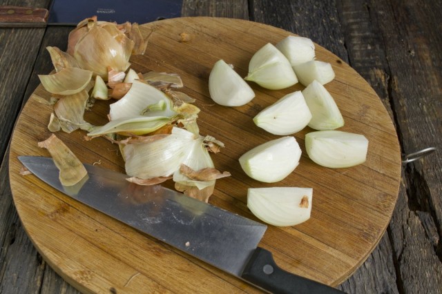 Пропускаем через мясорубку репчатый лук Пропускаем через мясорубку репчатый лук