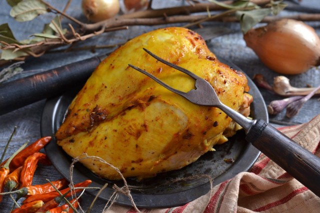 Куриная грудка, приготовленная с жидким дымом в духовке Куриная грудка, приготовленная с жидким дымом в духовке