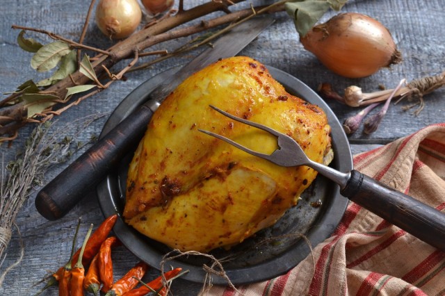 Куриная грудка, приготовленная с жидким дымом в духовке