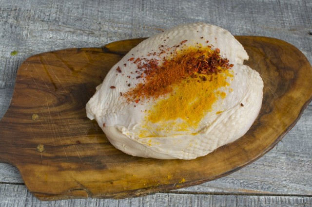 Через сутки вынимаем курицу из рассола, обсушиваем и обсыпаем специями Через сутки вынимаем курицу из рассола, обсушиваем и обсыпаем специями