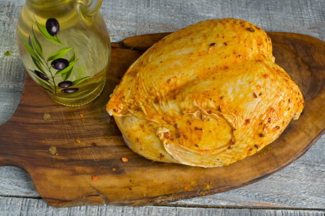 Поливаем куриную грудку растительным маслом и растираем специи по ней Поливаем куриную грудку растительным маслом и растираем специи по ней