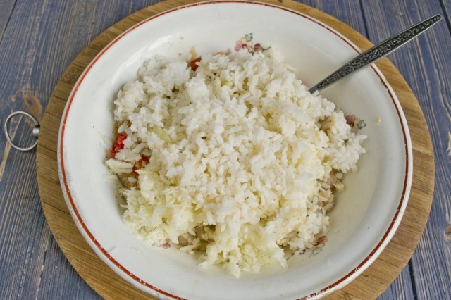 Добавляем охлаждённый отваренный рис и специи