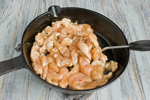 Обжариваем маринованную курицу и перекладываем в миску Обжариваем маринованную курицу и перекладываем в миску