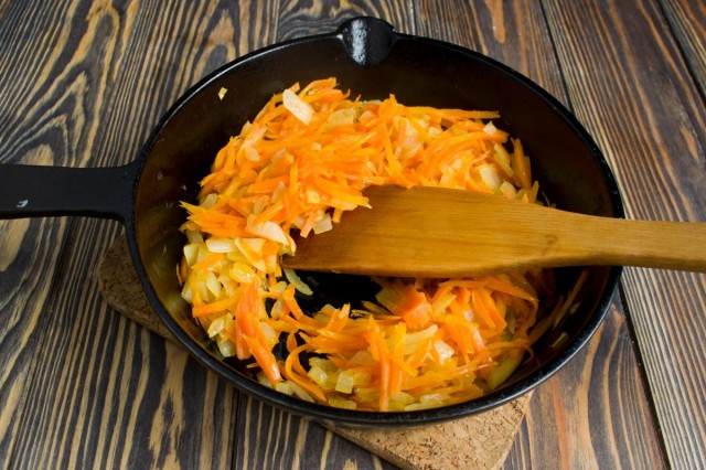 Добавляем в сковороду натёртую морковь