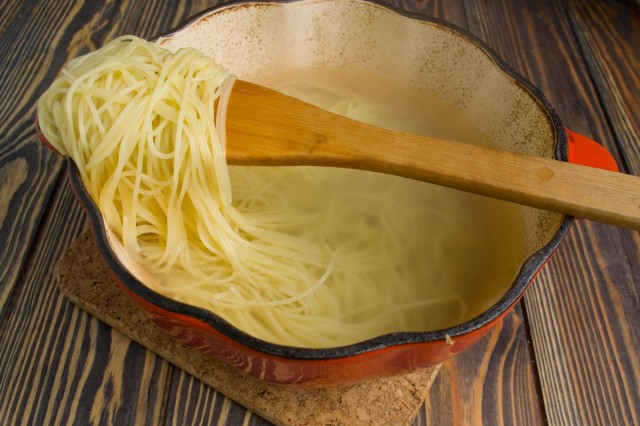 Отвариваем спагетти или домашнюю лапшу