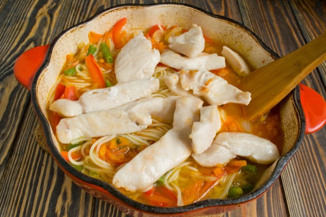 Выкладываем обжаренную курицу и заливаем горячим куриным бульоном Выкладываем обжаренную курицу и заливаем горячим куриным бульоном