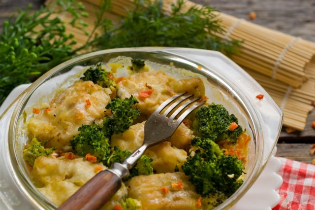 Вкусный минтай с овощами в духовке Вкусный минтай с овощами в духовке