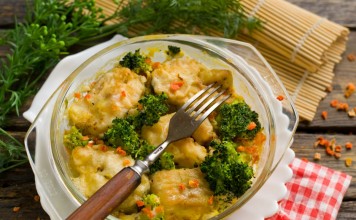 Вкусный минтай с овощами в духовке
