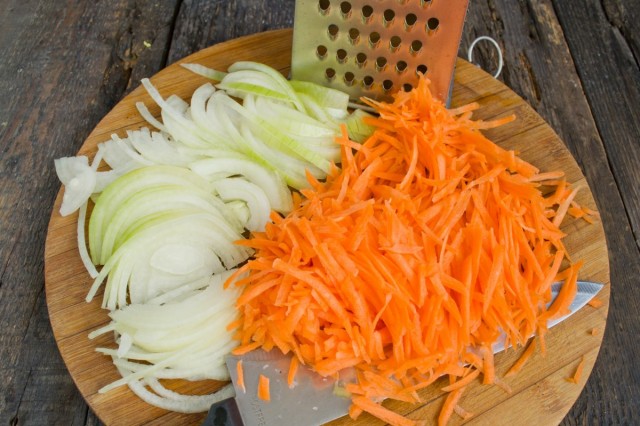 Нарезаем репчатый лук и натираем морковь