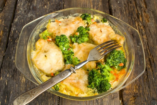 Минтай с овощами в духовке Минтай с овощами в духовке