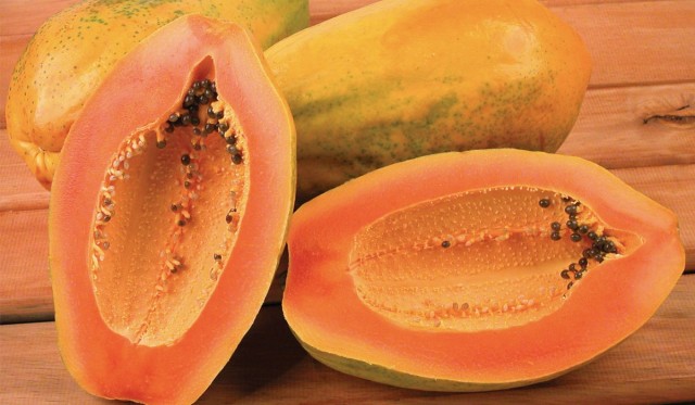 Зрелые плоды папайи