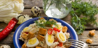 Салат с ветчиной, пекинской капустой и перепелиными яйцами