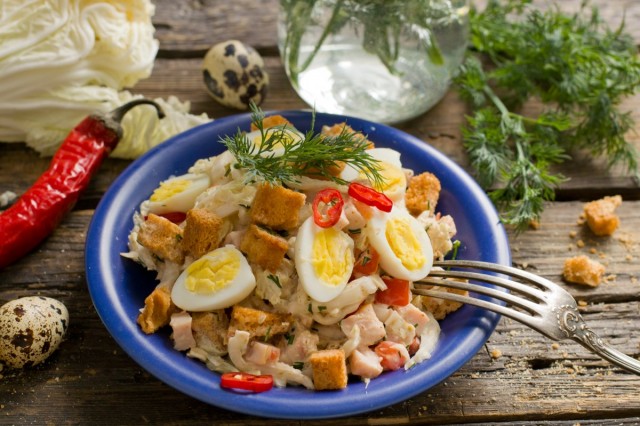 Салат с ветчиной, пекинской капустой и перепелиными яйцами