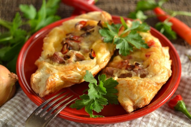 Слойки с мясом, картошкой и сыром Слойки с мясом, картошкой и сыром