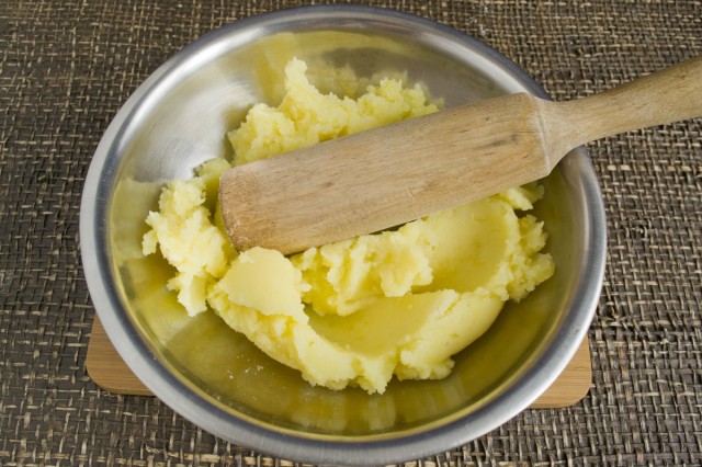 Готовим картофельное пюре со сливочным маслом и белком куриного яйца