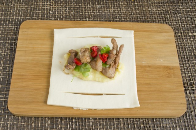 Сверху на картофельное пюре кладём обжаренное мясо и нарезанный перец чили Сверху на картофельное пюре кладём обжаренное мясо и нарезанный перец чили