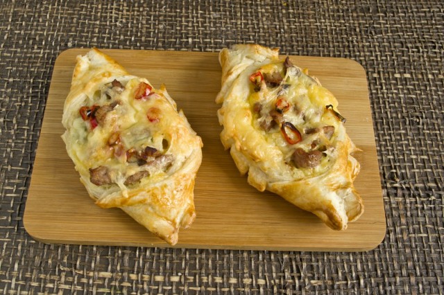 Запекаем слойки с мясом, картошкой и сыром 20 минут при температуре 220 градусов Запекаем слойки с мясом, картошкой и сыром 20 минут при температуре 220 градусов