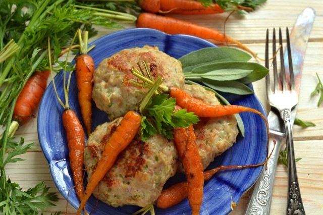 Вкусные мясные котлеты с геркулесом и овощами Вкусные мясные котлеты с геркулесом и овощами