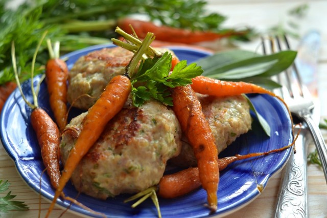 Вкусные мясные котлеты с геркулесом и овощами Вкусные мясные котлеты с геркулесом и овощами