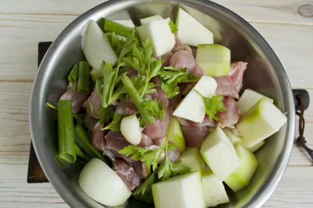 Измельчаем мясо и овощи в блендере или прокручиваем в мясорубке