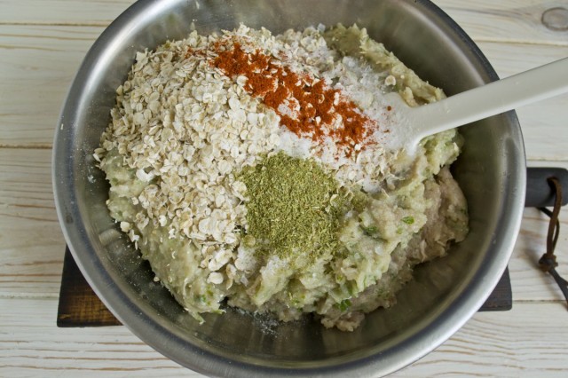 Добавляем в фарш геркулес, молотую красную паприку, соль по вкусу и сухие приправы Добавляем в фарш геркулес, молотую красную паприку, соль по вкусу и сухие приправы