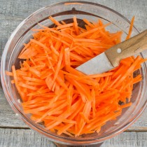 Шинкуем полосками морковку