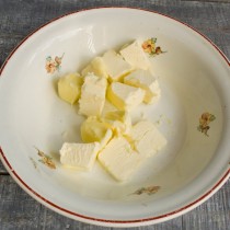 Сливочное масло режем кубиками Сливочное масло режем кубиками