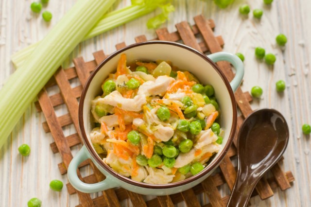 Фрикасе из курицы с горошком — овощное рагу по-французски Фрикасе из курицы с горошком — овощное рагу по-французски