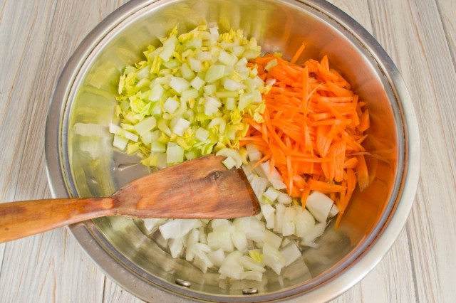 Добавляем сельдерей и жарим овощи на сковороде 10 минут