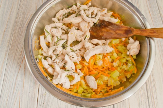 Перекладываем обжаренную курицу к овощам Перекладываем обжаренную курицу к овощам