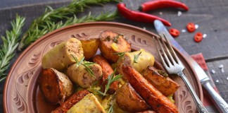 Гуляш из курицы с запечёнными овощами и колбаской
