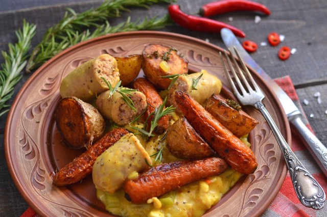 Гуляш из курицы с запечёнными овощами и колбаской