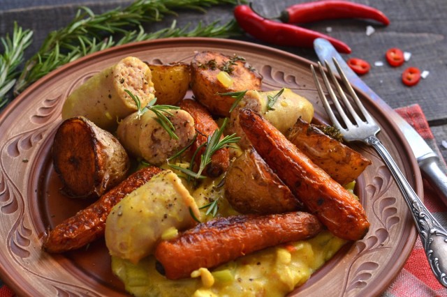 Гуляш из курицы с запечёнными овощами и колбаской Гуляш из курицы с запечёнными овощами и колбаской
