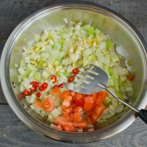 Добавляем в сковороду чили, имбирь и помидоры