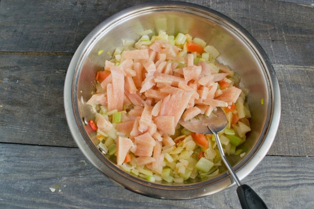 Куриное филе обжариваем с овощами Куриное филе обжариваем с овощами