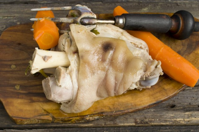 Достаем мясо и овощи из бульона Достаем мясо и овощи из бульона