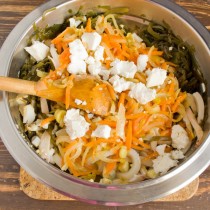 Крошим сыр руками прямо в миску Крошим сыр руками прямо в миску
