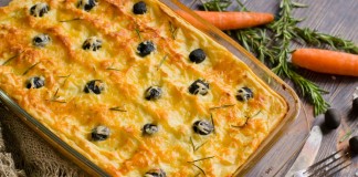 Картофельная запеканка с курицей, сыром и оливками