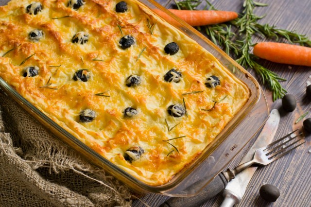 Картофельная запеканка с курицей, сыром и оливками Картофельная запеканка с курицей, сыром и оливками