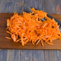 Шинкуем мелко свежую морковку