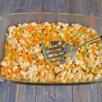 На дно формы выкладываем курицу с овощами На дно формы выкладываем курицу с овощами