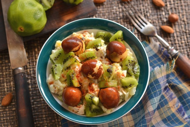 Куриный салат с киви и орехами
