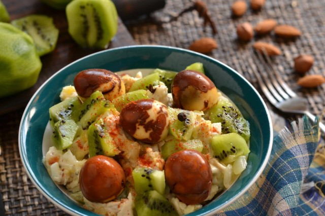 Куриный салат с киви и орехами Куриный салат с киви и орехами