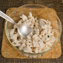 Варёное куриное филе нарезаем кубиками Варёное куриное филе нарезаем кубиками