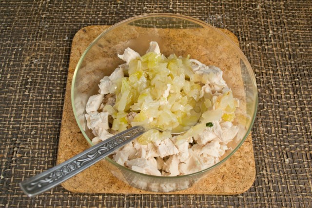 Смешиваем мясо с луком Смешиваем мясо с луком