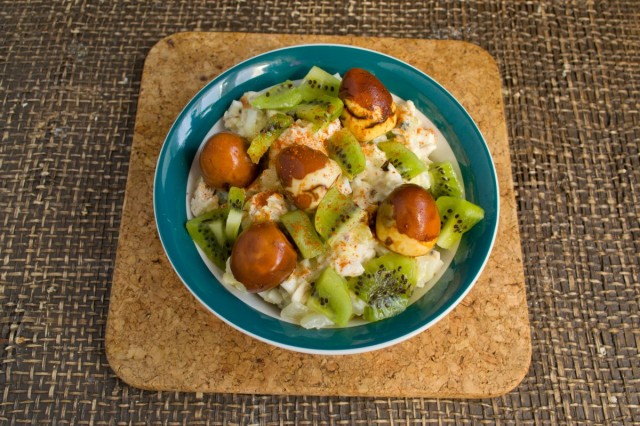 Куриный салат с киви и орехами готов! Куриный салат с киви и орехами готов!