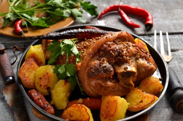 Рулька с картошкой — простой рецепт для праздничного стола