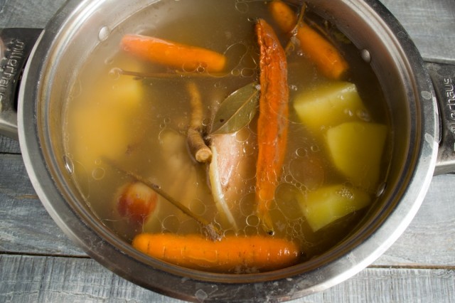 Добавляем к мясу овощи Добавляем к мясу овощи