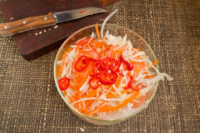 Смешиваем овощи с солью, сахаром и уксусом Смешиваем овощи с солью, сахаром и уксусом